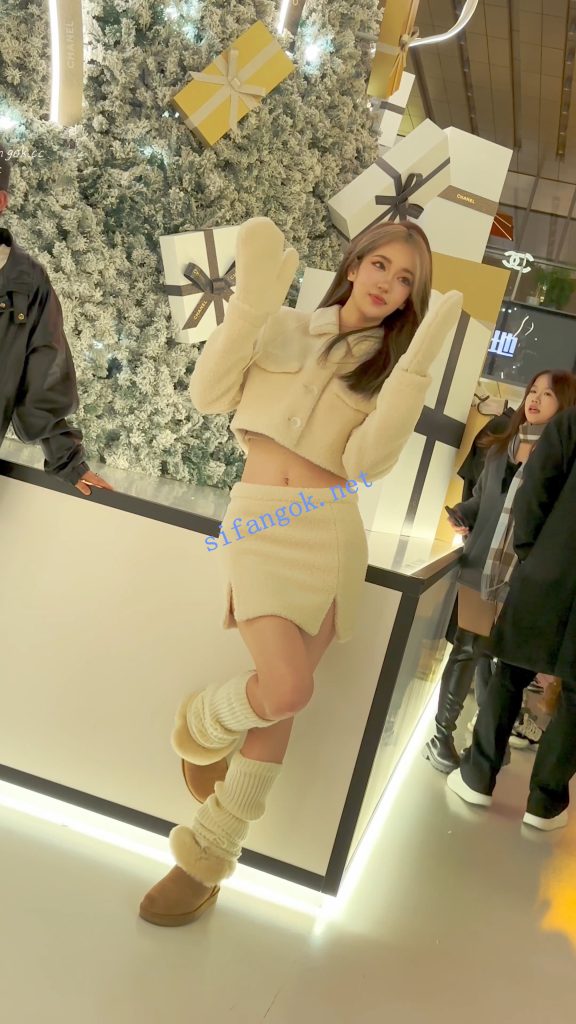 【永久专享】⭐⭐⭐极品美女拍照穿露脐装·镜头前摆出性感姿势·白色内CD【1V】【1.79G】 预览图 23