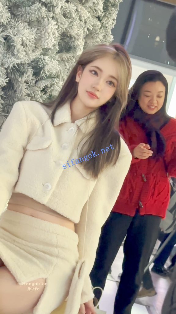 【永久专享】⭐⭐⭐极品美女拍照穿露脐装·镜头前摆出性感姿势·白色内CD【1V】【1.79G】 预览图 25