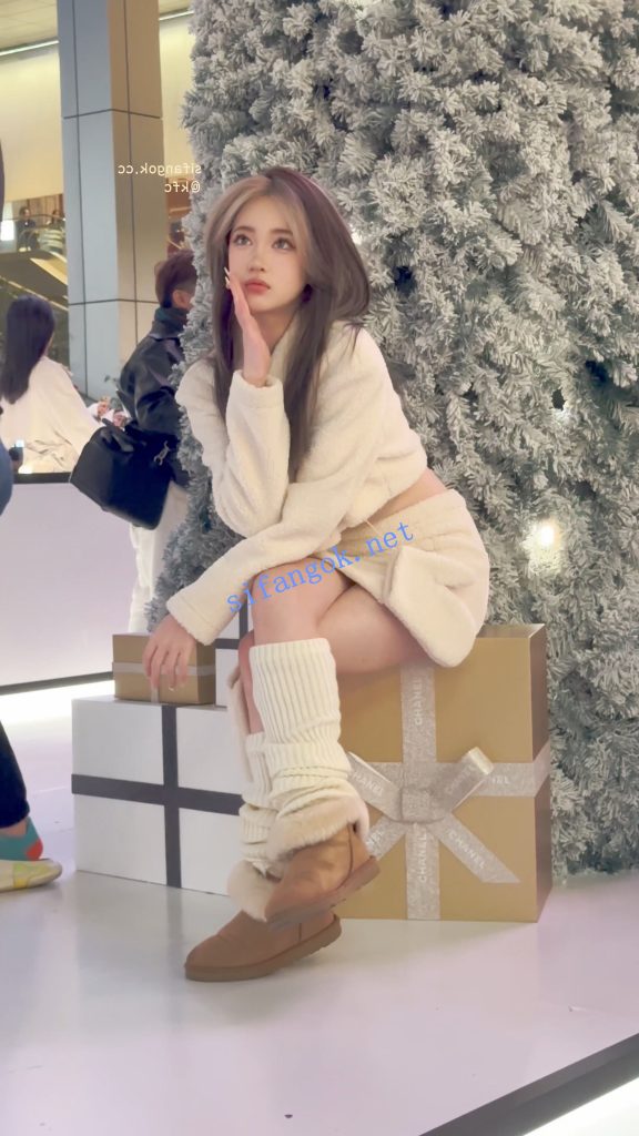 【永久专享】⭐⭐⭐极品美女拍照穿露脐装·镜头前摆出性感姿势·白色内CD【1V】【1.79G】 预览图 22