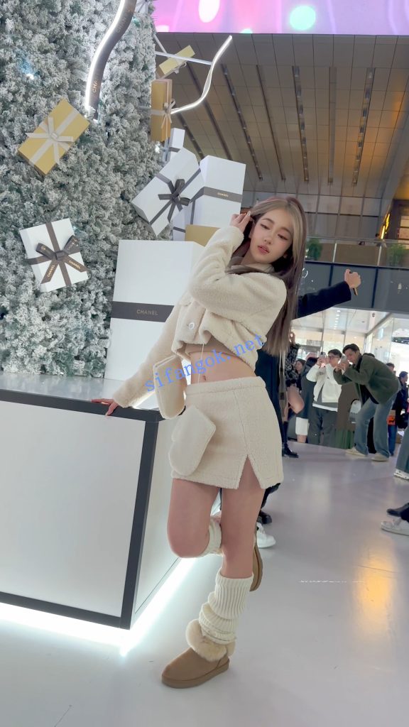 【永久专享】⭐⭐⭐极品美女拍照穿露脐装·镜头前摆出性感姿势·白色内CD【1V】【1.79G】 预览图 24