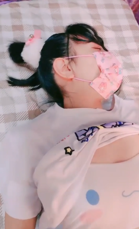 极品合法卡哇伊小萝莉，白虎嫩穴轻轻一操就哼唧【1.02g】 预览图 1