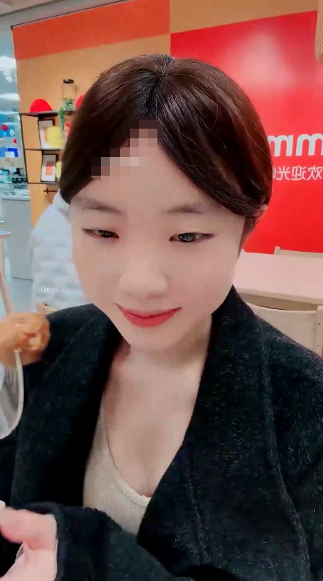 【柚子】，白天商场闲逛，和炮友相约，来一场刺激的，到厕所后入，紧张刺激爽炸