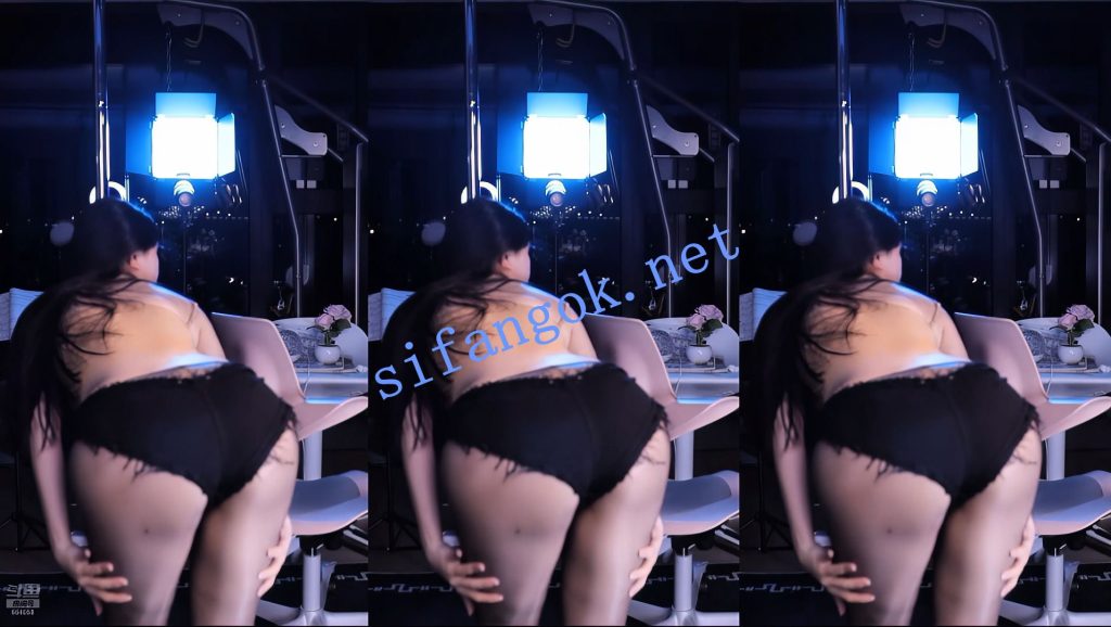 【虎牙】小酒窝翁馨 最新擦边骚舞8V，肥臀勒出三角短裤【8V】【898M】 预览图 12