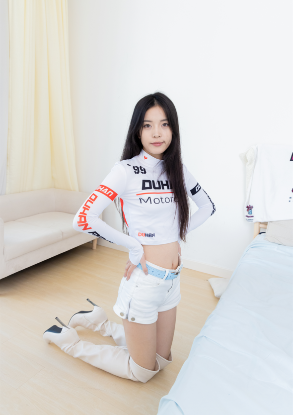 物恋传媒 茯苓 白色紧身服超短裤 白色过膝长靴 【184P1V4.61G】 预览图 2