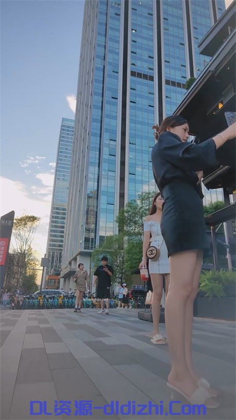 【商場抄底】極品洋妞不穿内褲，順手抄了路邊直播的騷逼主播，包臀裙太誘人7V 394.7MB