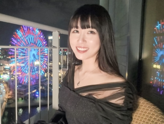 露肩装女孩一部