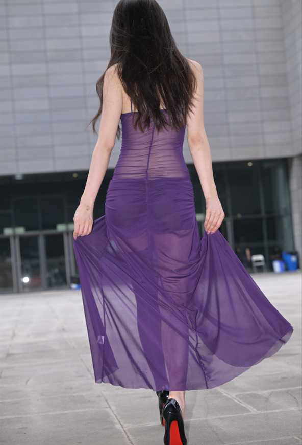 网红模特 – 小乌苏 透视紫纱吊带连衣长裙 单腿黑丝 【128P2.71G】 预览图 2