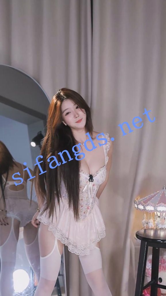 ⭐【漂漂直播】S25 深沟大奶 整活擦边大尺度诱惑骚舞【52V】【3.48G】 预览图 24