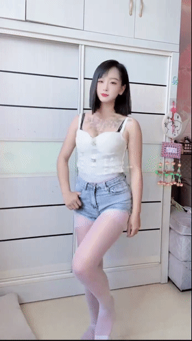 快手骚骚主播 晨洁、笨蛋小鱼、宝粉 性感内衣骚舞自摸诱惑【13V】【2.02G】 预览图 6