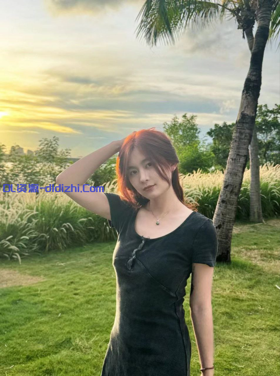 【S級洩密】重慶的高顔值反差美女「林瑤」開檔黑絲，性感撩人，深情地爲男友口交，跨坐在男友身上，忘我地搖晃着身體（10V） 158.1MB