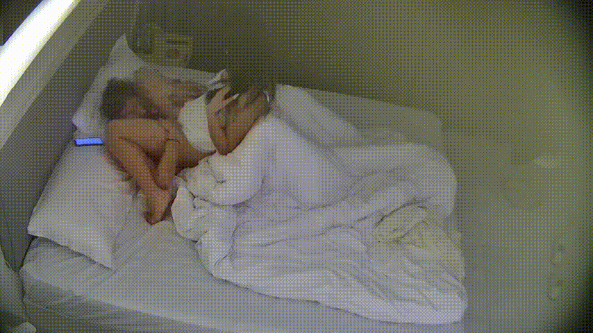 民宿酒店 1-27 社會人情侶女人直接往男人身上一跨 逼就往男人嘴邊送 男人掰開腿看看 不想舔 還是直接操吧 1.25GB 预览图 3