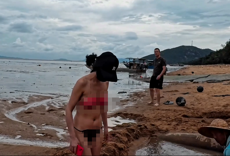 人气露出女神，【cikaimoon】，海边露营散步，油彩比基尼，海浪拍打裸体嬉戏，美景佳人堪比大片 预览图 2