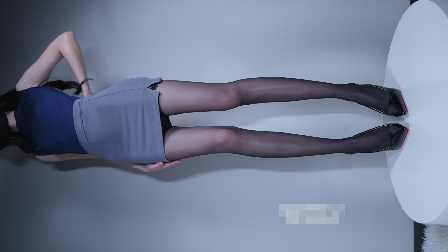 白皙御姐天花板，长又直极品丝足美腿「小桃」OL黑丝第一分镜，道具自己玩自己，插入进去，上下套弄着，看得出小穴像活塞一样套弄肉棒-福利岛