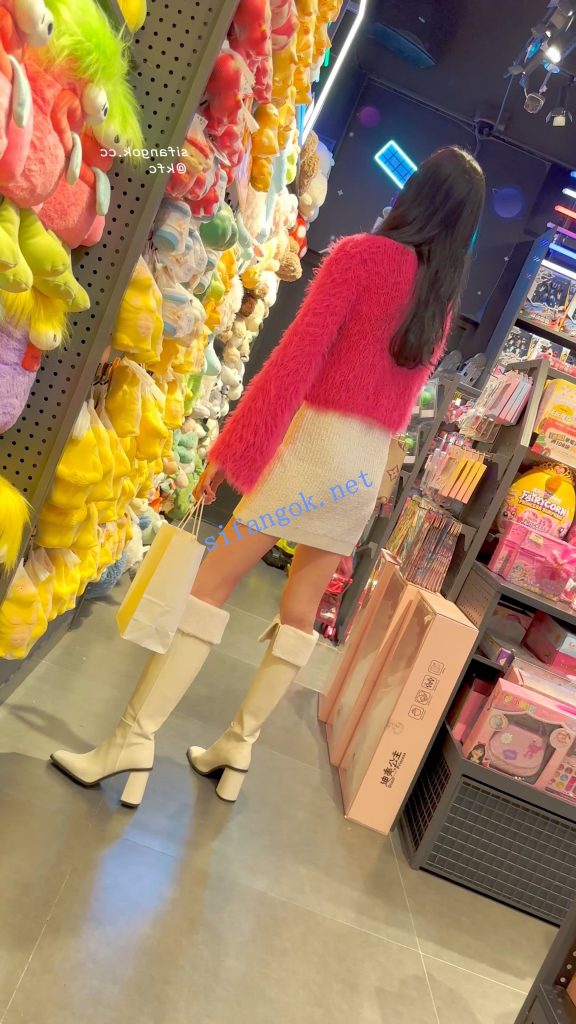 【永久专享】【KFC】身材极品的美女·包臀裙黑内·路过大哥都回头看一眼【1V】【442M】 预览图 4