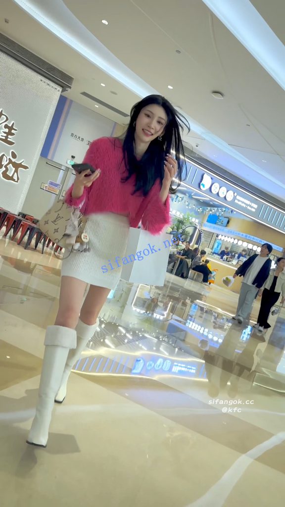 【永久专享】【KFC】身材极品的美女·包臀裙黑内·路过大哥都回头看一眼【1V】【442M】 预览图 7