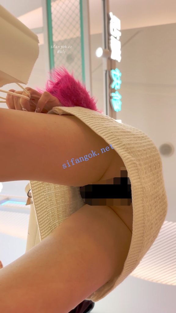 【永久专享】【KFC】身材极品的美女·包臀裙黑内·路过大哥都回头看一眼【1V】【442M】 预览图 8