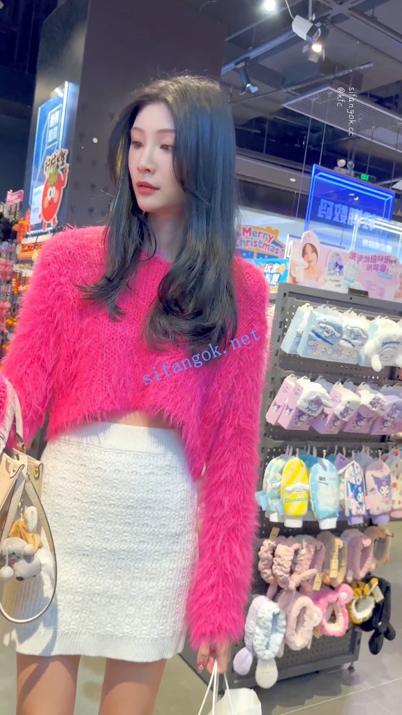 【永久专享】【KFC】身材极品的美女·包臀裙黑内·路过大哥都回头看一眼【1V】【442M】 预览图 1