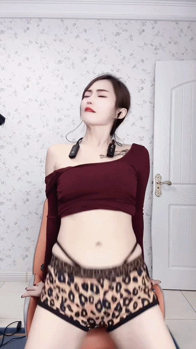 【快手福利】丝袜熟女【快乐晨宝儿】骚舞口交假阳具模拟XO【10V】【1.71G】 预览图 7