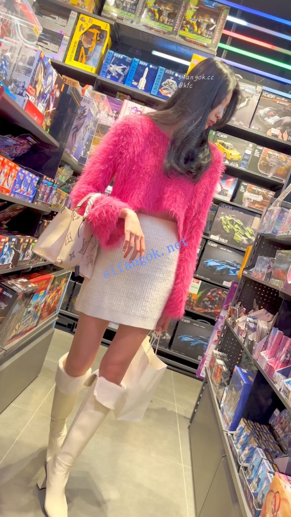 【永久专享】【KFC】身材极品的美女·包臀裙黑内·路过大哥都回头看一眼【1V】【442M】 预览图 9