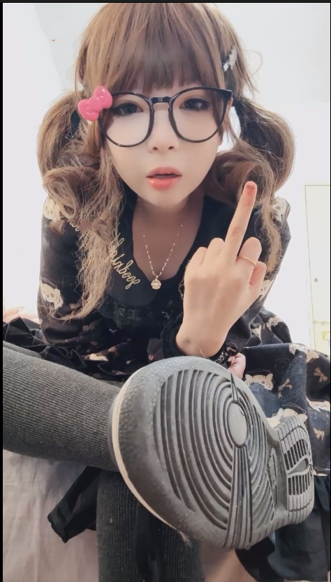 玩物直播黑心小魔女-251130 抽烟口水强制【1V】【406MB百度云】 预览图 1