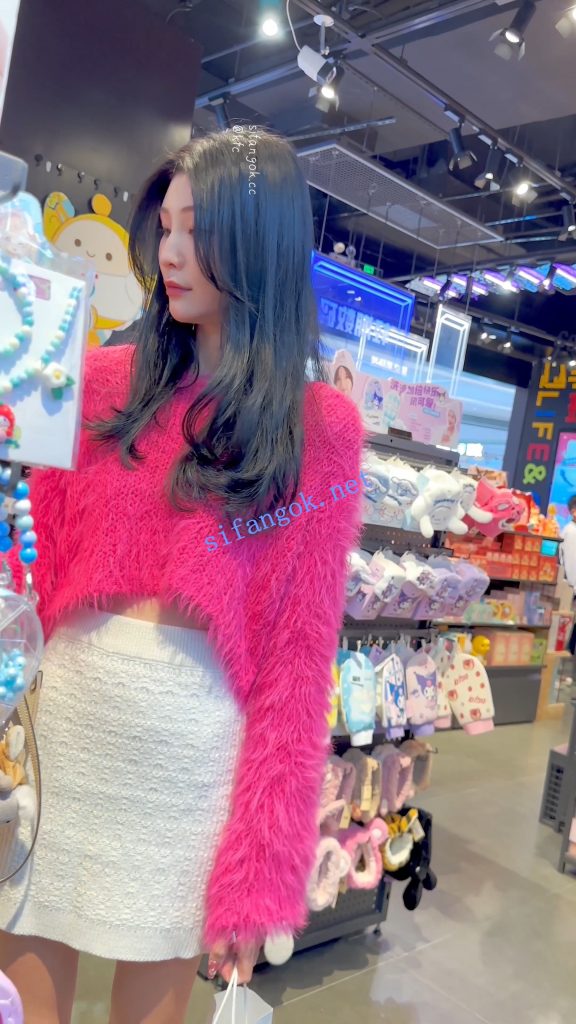 【永久专享】【KFC】身材极品的美女·包臀裙黑内·路过大哥都回头看一眼【1V】【442M】 预览图 12