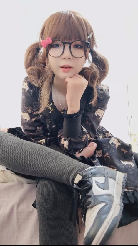 玩物直播黑心小魔女-251130 抽烟口水强制【1V】【406MB百度云】 预览图 4