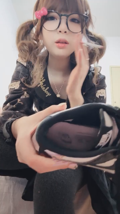 玩物直播黑心小魔女-251130 抽烟口水强制【1V】【406MB百度云】 预览图 2