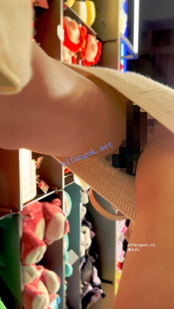 【永久专享】【KFC】身材极品的美女·包臀裙黑内·路过大哥都回头看一眼【1V】【442M】 预览图 13