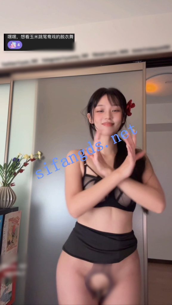 推特裸舞小美女 玉米yum_707 裸舞开档丝 旗袍小烧米鸳鸯戏【2V】【159M】 预览图 3