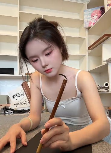 B站 野猫书法央央 蜜桃臀 高学历妹子 大尺度发骚勾引反差【3V】【485M】 预览图 4