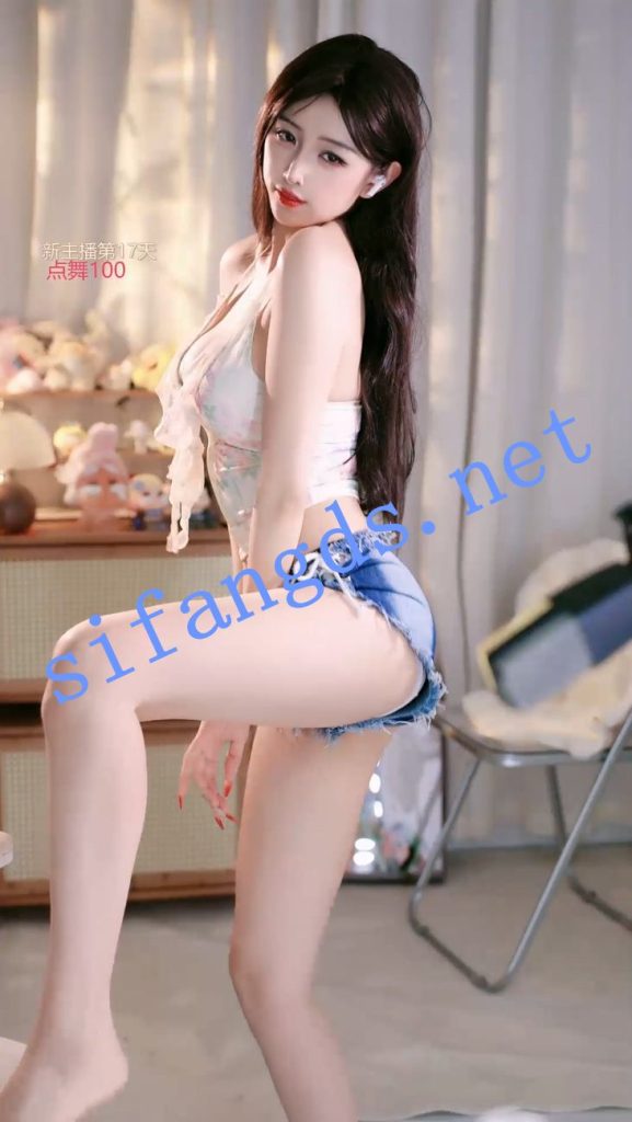 ⭐ 【畅聊直播】奶龙教主 擦边尺度骚舞 走光露点【42V】【3.67G】 预览图 17