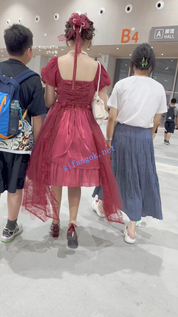 【KFC】学生妹跟着妈妈弟弟逛街·红色长裙白色一次性内微透【1V】【890M】 预览图 10