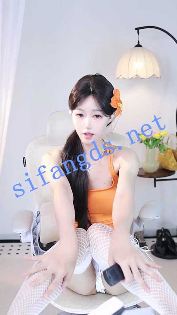 ⭐【时光直播 畅聊】S36 擦边大尺度露内性感骚舞【82V】【6.18G】 预览图 63