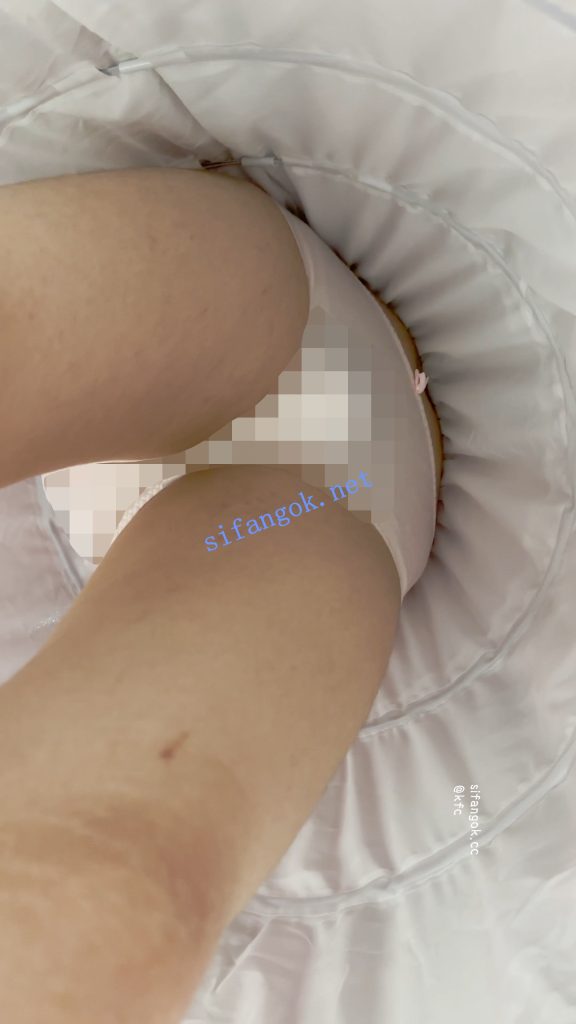 【KFC】学生妹跟着妈妈弟弟逛街·红色长裙白色一次性内微透【1V】【890M】 预览图 1