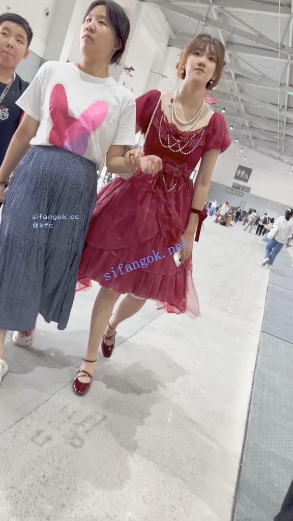 【KFC】学生妹跟着妈妈弟弟逛街·红色长裙白色一次性内微透【1V】【890M】 预览图 5
