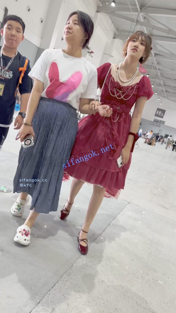 【KFC】学生妹跟着妈妈弟弟逛街·红色长裙白色一次性内微透【1V】【890M】 预览图 7