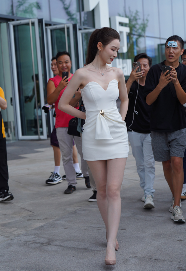 网红模特 – 敏敏 白色抹胸连衣短裙 【148P470M】 预览图 3