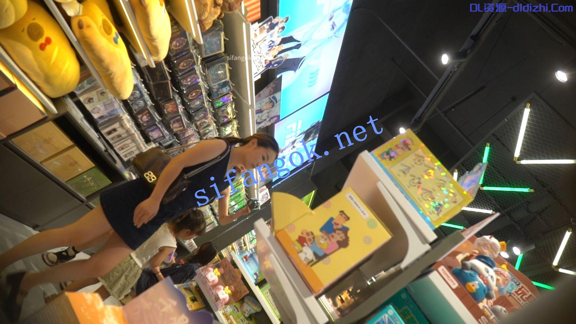 （空城原創）超短牛仔裙小少婦逛商場，肉色N緊裹肉臀 236.9MB