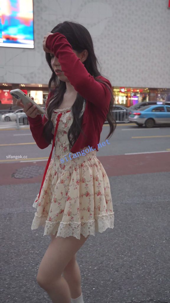 (BC-AA-648)超短蕾丝花裙小姐姐..裙摆被吹起露内裤..正面黑…【1V】【870M】 预览图 8