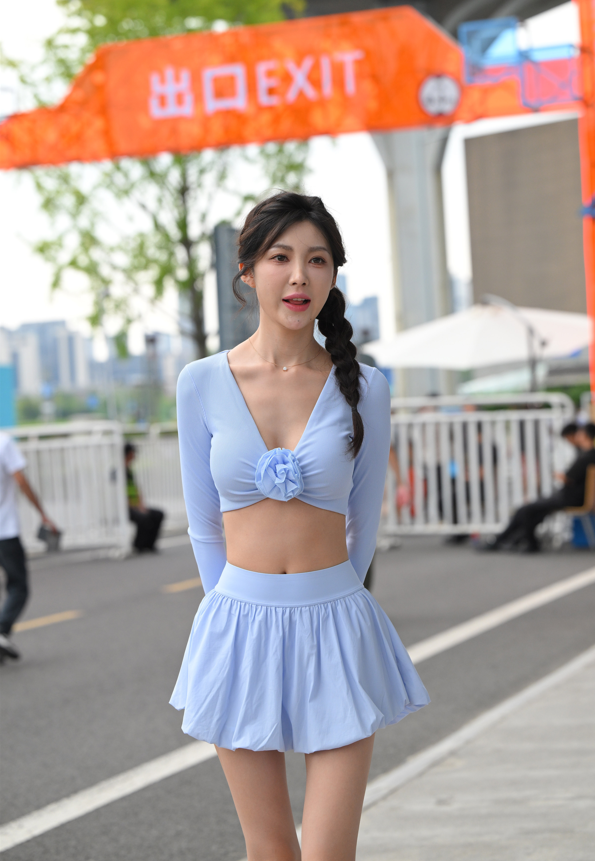 网红模特 – 小雪花 天蓝色裹胸上衣短裙 【124P310M】 预览图 2