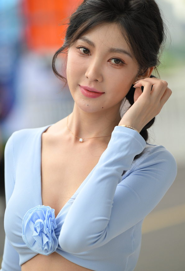 网红模特 – 小雪花 天蓝色裹胸上衣短裙 【124P310M】 预览图 3