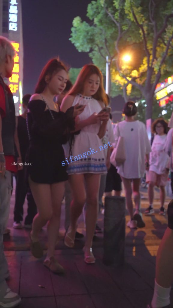 (BC-AA-647)超短白裙美女微透无痕内..低头盯着镜头险些被发…【1V】【214M】 预览图 4