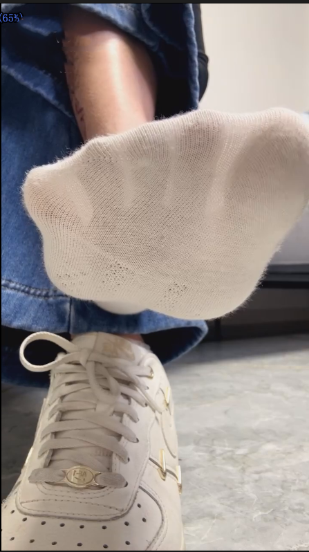 玩物直播酒鸽sama-251201 红绿灯加深奴性白棉袜裸足空军【1V】【702MB百度云】 预览图 2