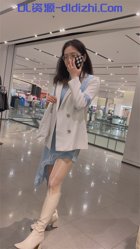 抄底【白色絲襪眼鏡妹】裙子相當有個性，4分鍾一直怼着拍，陰戶飽滿，悶騷性格就希望給狼友看1V 1.19GB 预览图 1