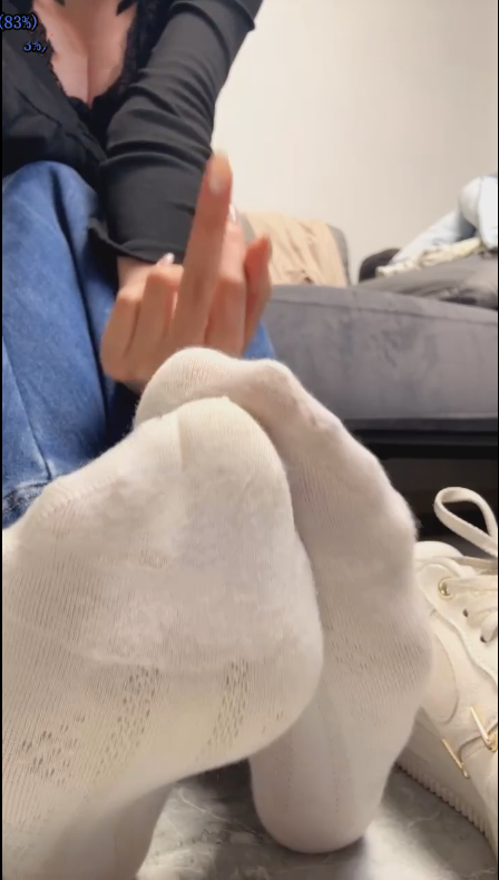 玩物直播酒鸽sama-251201 红绿灯加深奴性白棉袜裸足空军【1V】【702MB百度云】 预览图 1