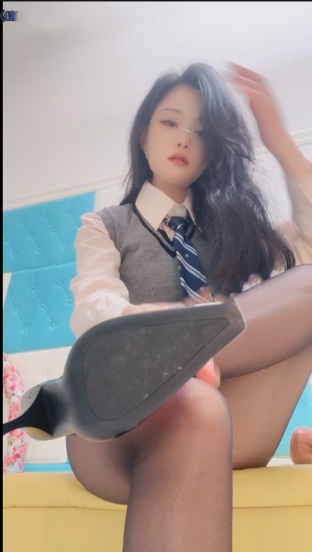 玩物直播画骨-251201 红绿灯骚老师的处罚处男同学【1V】【781MB百度云】 预览图 1