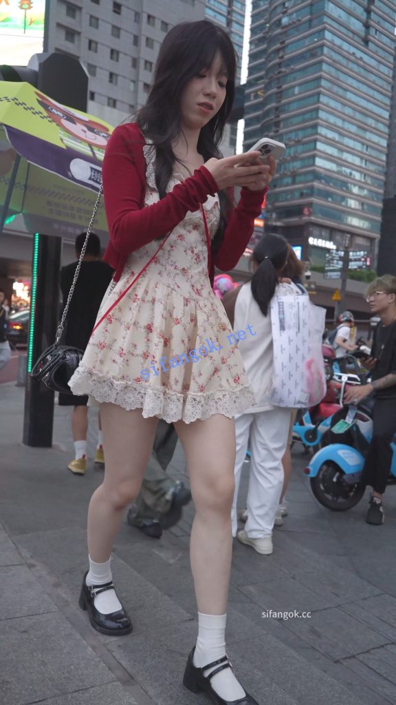 (BC-AA-648)超短蕾丝花裙小姐姐..裙摆被吹起露内裤..正面黑…【1V】【870M】 预览图 7