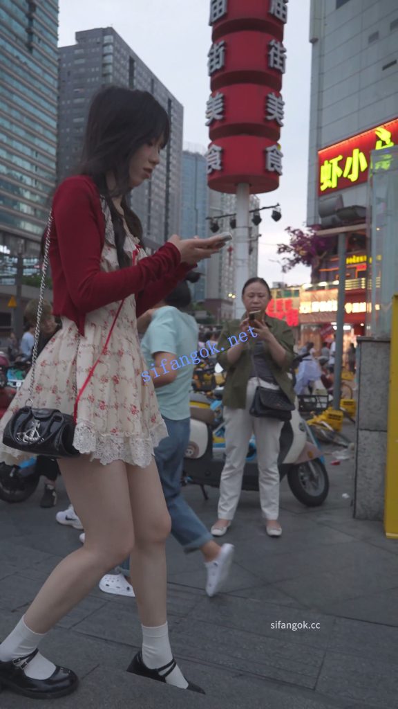 (BC-AA-648)超短蕾丝花裙小姐姐..裙摆被吹起露内裤..正面黑…【1V】【870M】 预览图 2