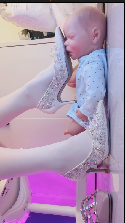 玩物直播vinni维妮e-251201 白丝高跟羞辱【1V】【545MB百度云】 预览图 3