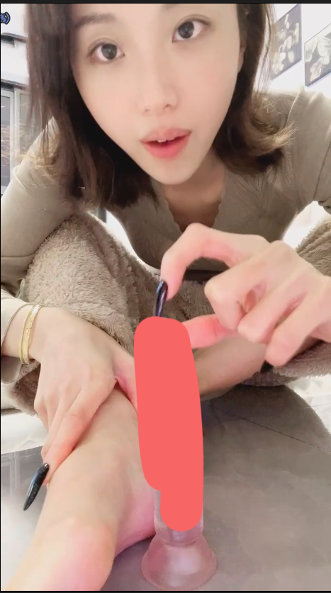 玩物直播怡宝s-251201 直播奴足来废物【1V】【808MB百度云】 预览图 2